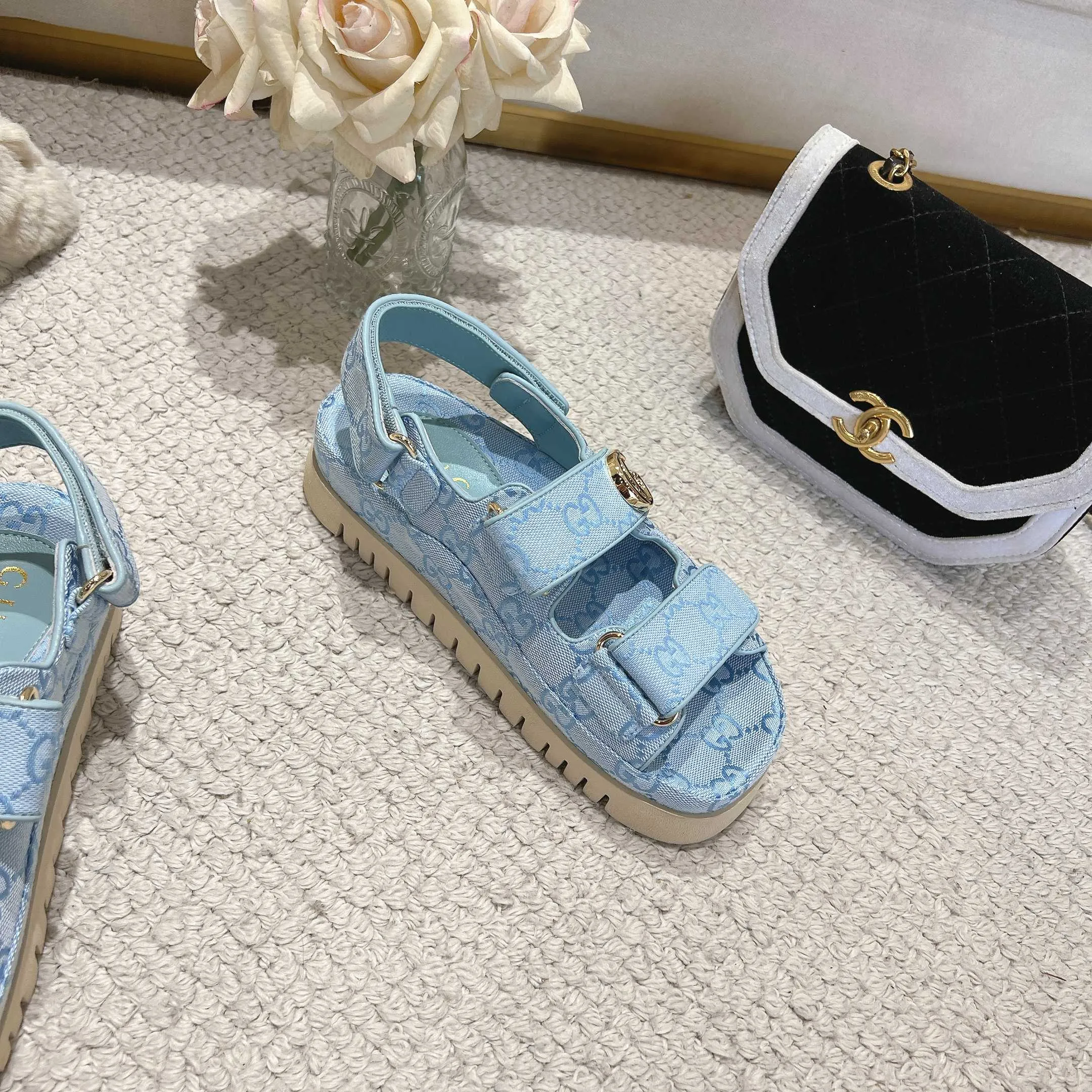 👟👟Ex-factory price 500👟👟Gucci’s modern design aesthetic explores the path of unique craftsmanship, cleverly integrating the brand’s classic elements with its beloved brand logo. The sandal is embellished with the beloved Double G hardware, adding a touch of understated branding to the design, complementing the versatility of the Velcro straps. Outsole: Wear-resistant and easy-to-bend sawtooth rubber foam sole! Ultra-light sole. Natural PU heightening insole. Size: Female 35-41#